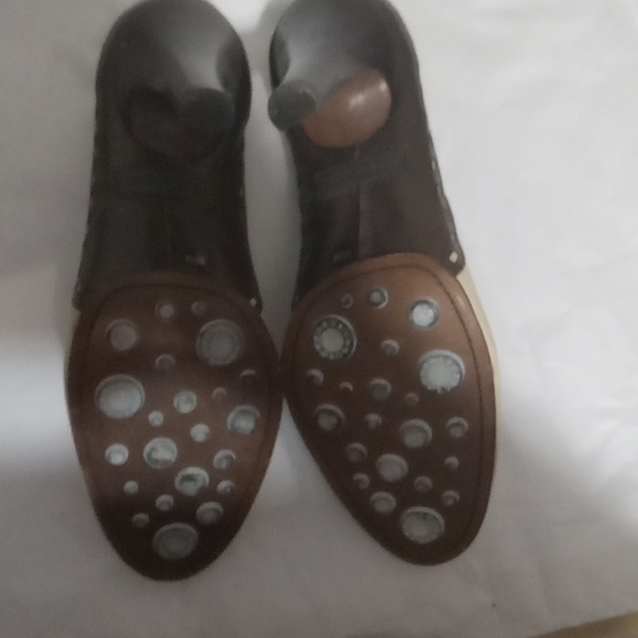 BCBG MAXAXRIA HEELS - Picture 6 of 9